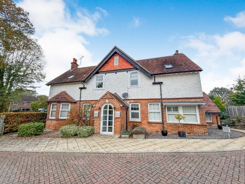 View Full Details for Fighting Cocks Place, Tadley, Hampshire