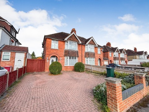 View Full Details for Kenilworth Avenue, Reading, Berkshire